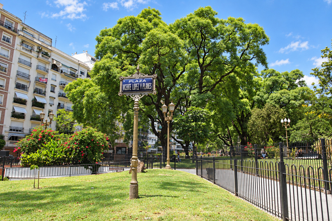 Plaza Vicente López y Planes
